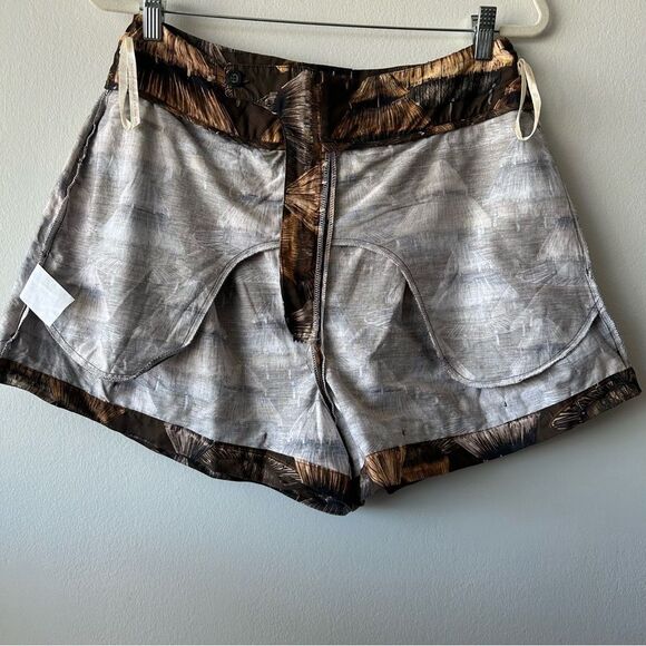 FARM Rio Shuhu-print Pleated Shorts - Picture 9 of 12
